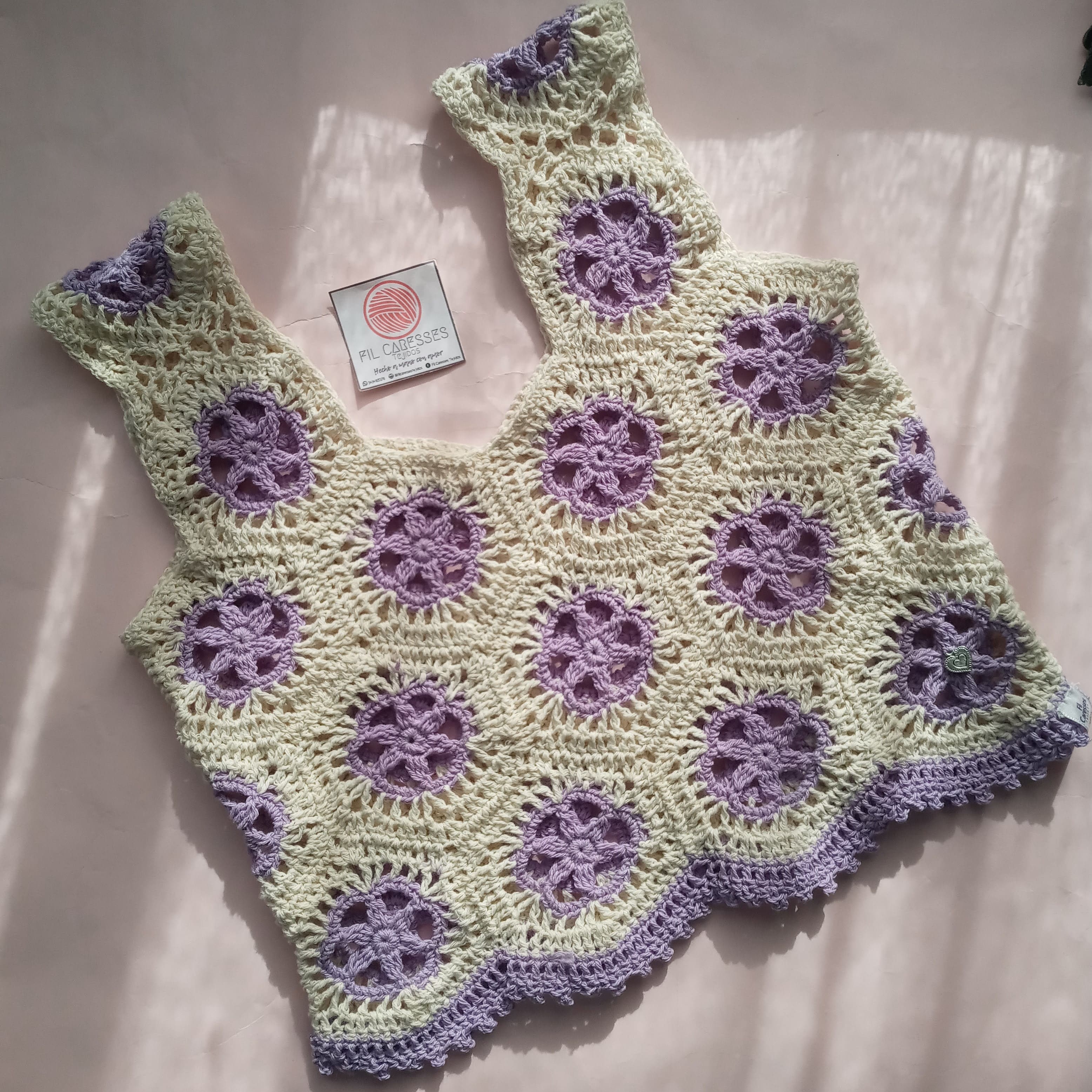 top violeta y blanco